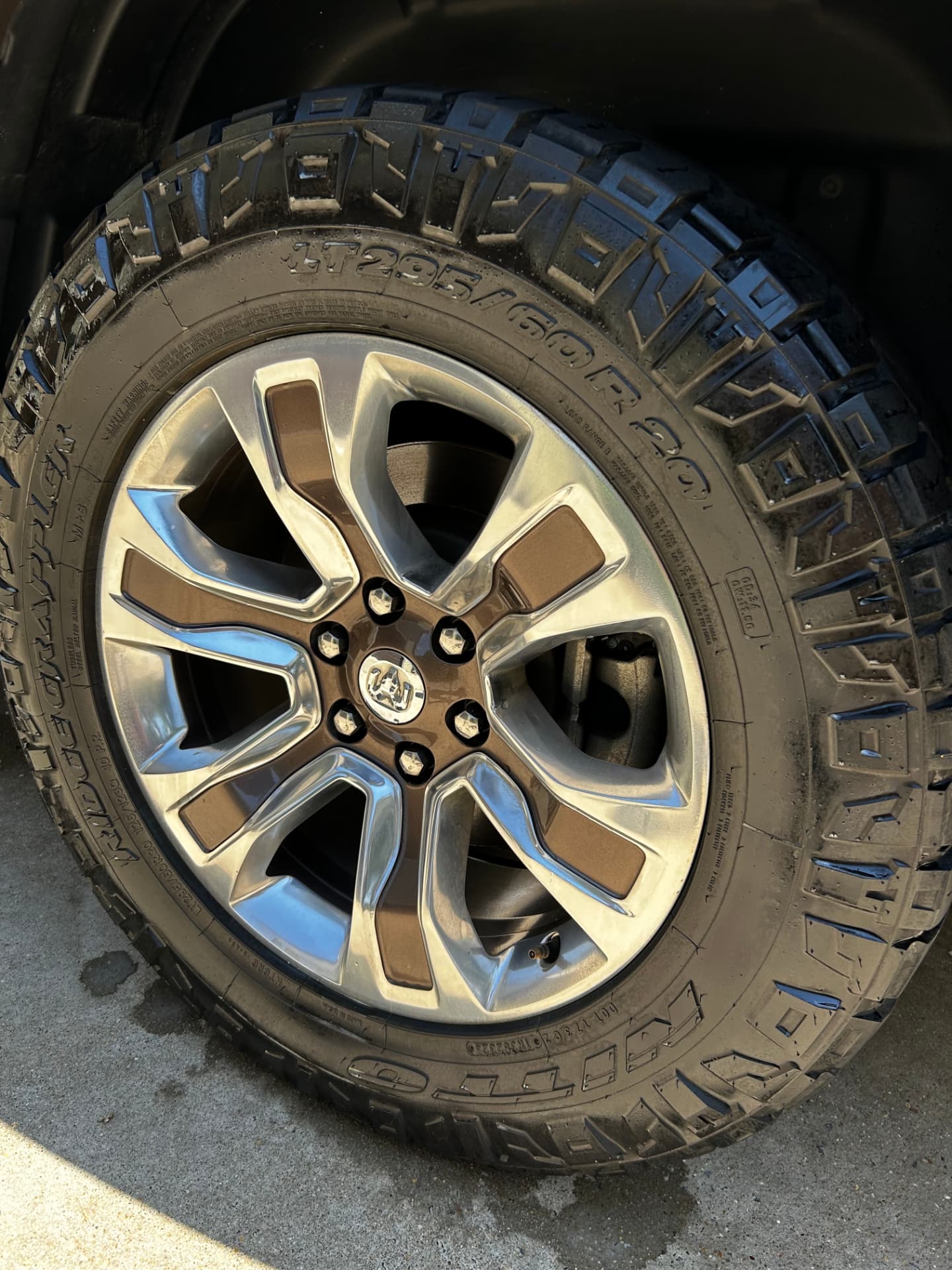 Deep-cleaned wheel and dressed tire